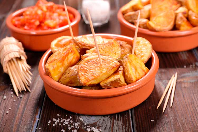 Tapa española: patatas bravas